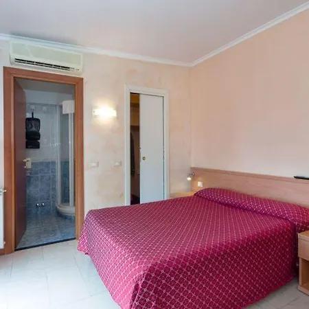 Flora Hotel 2*